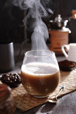 İçinden buhar çıkan bir fincan kahve.