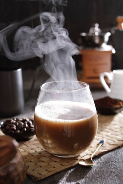 İçinden buhar çıkan bir fincan kahve.