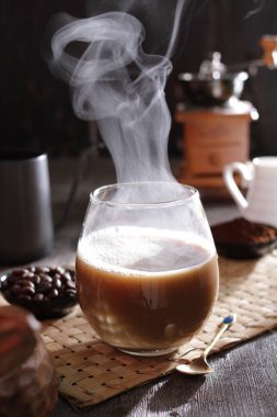 İçinden buhar çıkan bir fincan kahve.