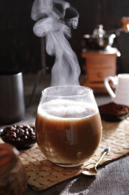 İçinden buhar çıkan bir fincan kahve.
