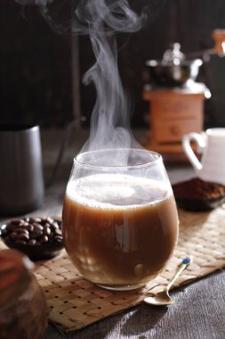 İçinden buhar çıkan bir fincan kahve.