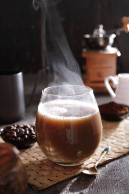 İçinden buhar çıkan bir fincan kahve.