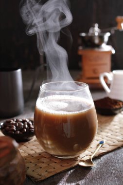 İçinden buhar çıkan bir fincan kahve.
