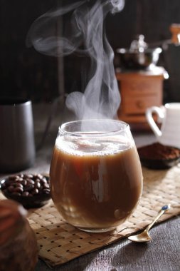 İçinden buhar çıkan bir fincan kahve.