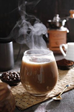 İçinden buhar çıkan bir fincan kahve.