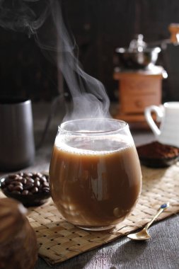 İçinden buhar çıkan bir fincan kahve.