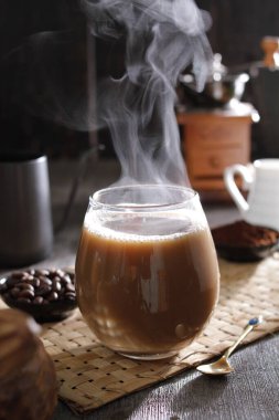 İçinden buhar çıkan bir fincan kahve.