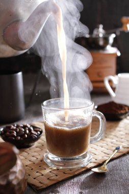 Bardağa doldurulmuş bir fincan kahve.