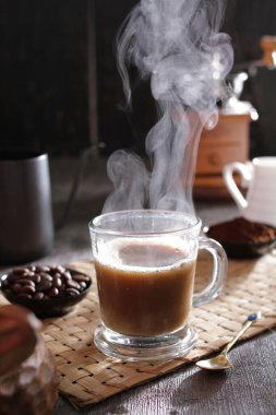 İçinden buhar çıkan bir fincan kahve.