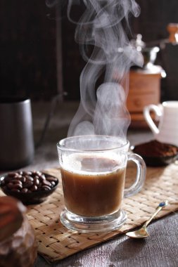 İçinden buhar çıkan bir fincan kahve.