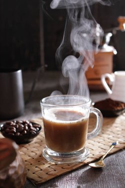 İçinden buhar çıkan bir fincan kahve.