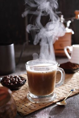 İçinden buhar çıkan bir fincan kahve.