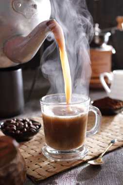 Bardağa doldurulmuş bir fincan kahve.