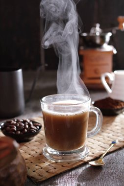 İçinden buhar çıkan bir fincan kahve.