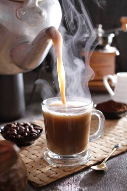 Bardağa doldurulmuş bir fincan kahve.