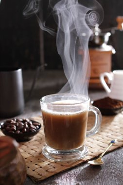 İçinden buhar çıkan bir fincan kahve.