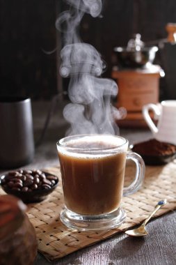 İçinden buhar çıkan bir fincan kahve.