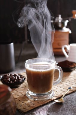 İçinden buhar çıkan bir fincan kahve.