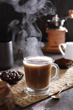 İçinden buhar çıkan bir fincan kahve.