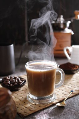İçinden buhar çıkan bir fincan kahve.