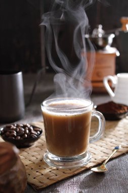 İçinden buhar çıkan bir fincan kahve.