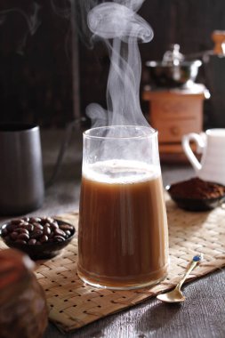 İçinden buhar çıkan bir fincan kahve.