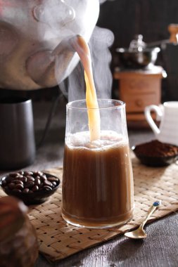 Bir insan bardağa içki dolduruyor.