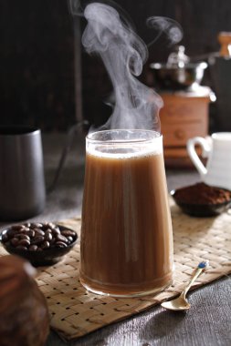 İçinden buhar çıkan bir fincan kahve.