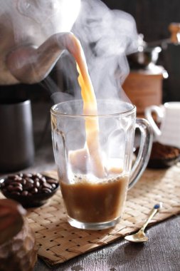 Bardağa doldurulmuş bir fincan kahve.