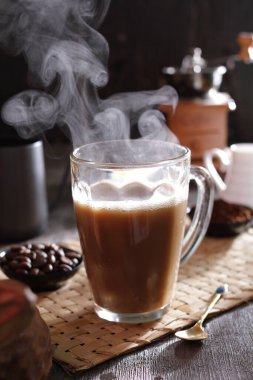 İçinden buhar çıkan bir fincan kahve.