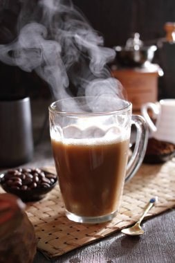 İçinden buhar çıkan bir fincan kahve.
