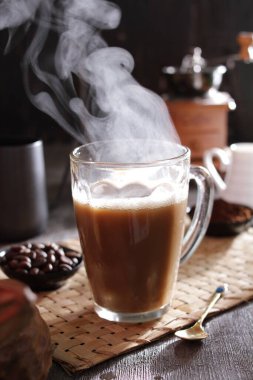 İçinden buhar çıkan bir fincan kahve.