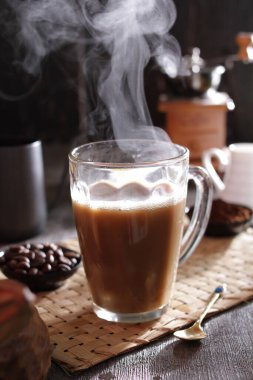 İçinden buhar çıkan bir fincan kahve.