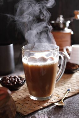 İçinden buhar çıkan bir fincan kahve.