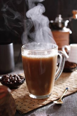 İçinden buhar çıkan bir fincan kahve.