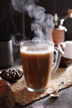 İçinden buhar çıkan bir fincan kahve.