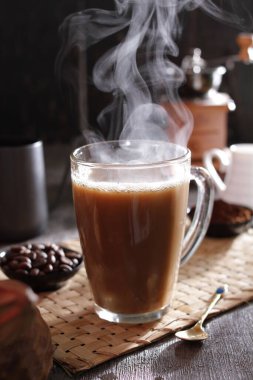 İçinden buhar çıkan bir fincan kahve.