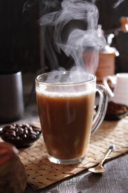 İçinden buhar çıkan bir fincan kahve.