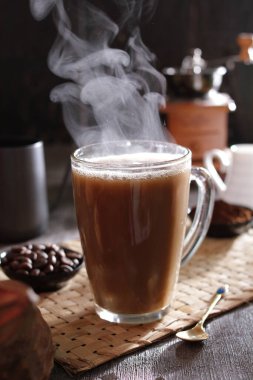 İçinden buhar çıkan bir fincan kahve.
