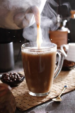 Bardağa doldurulmuş bir fincan kahve.