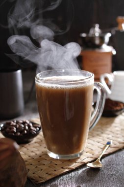 İçinden buhar çıkan bir fincan kahve.