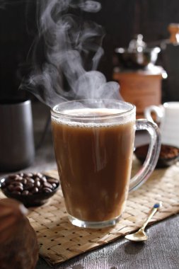 İçinden buhar çıkan bir fincan kahve.