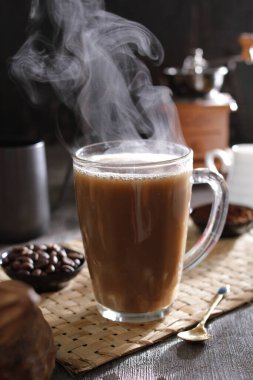 İçinden buhar çıkan bir fincan kahve.