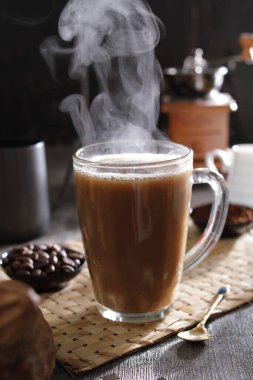 İçinden buhar çıkan bir fincan kahve.