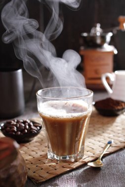 İçinden buhar çıkan bir fincan kahve.