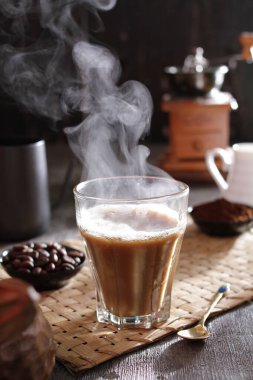 İçinden buhar çıkan bir fincan kahve.