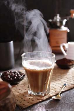 İçinden buhar çıkan bir fincan kahve.
