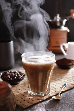 İçinden buhar çıkan bir fincan kahve.