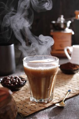 İçinden buhar çıkan bir fincan kahve.