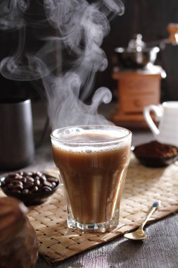 İçinden buhar çıkan bir fincan kahve.